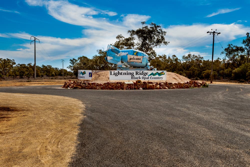 Lightning Ridge welcome sign.