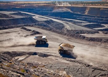 Trucks on a mine site. Image: Jason Benz Bennee/shutterstock.com